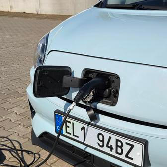 Nabíjecí zásuvku má T03 v přední masce.