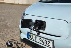 Nabíjecí zásuvku má T03 v přední masce.