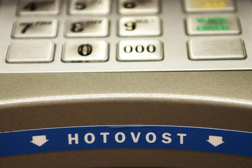 V Praze někdo výbušninou poškodil dva bankomaty, okolí prověřují pyrotechnici