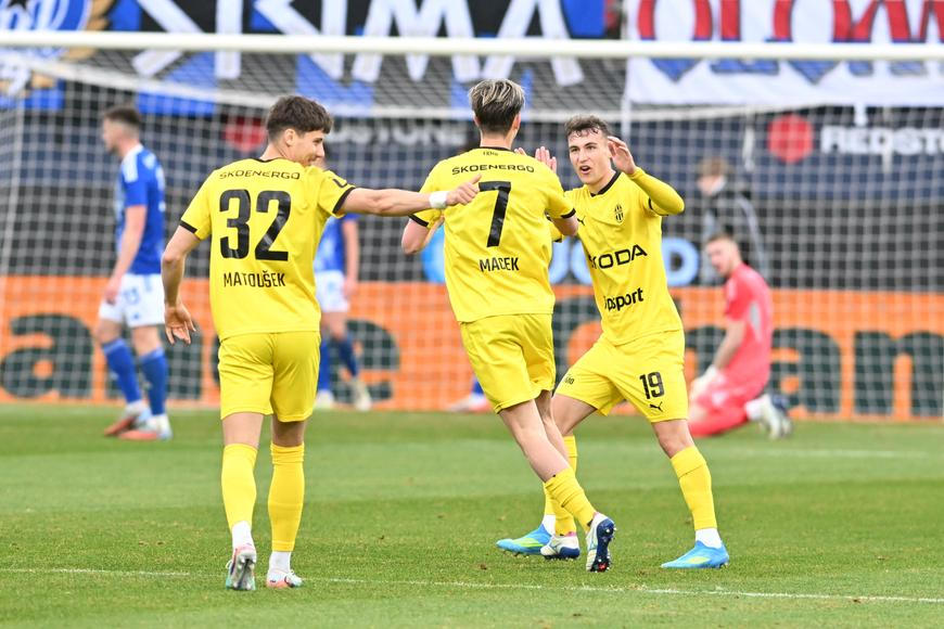 Fotbalová paráda v Olomouci. Tečku za finišem Sigmy odmítl VAR, pak přišla krutá rána