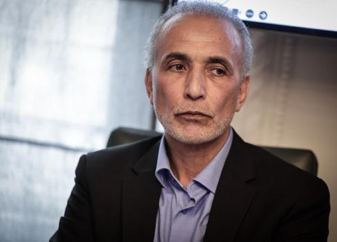 Tárik Ramadán byl zván na akademické i veřejné debaty a do médií. Proslul například ostrou debatou s francouzským prezidentem Nicolasem Sarkozym, kde navrhoval moratorium na kamenování nevěrných žen.