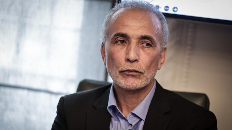 Tárik Ramadán byl zván na akademické i veřejné debaty a do médií. Proslul například ostrou debatou s francouzským prezidentem Nicolasem Sarkozym, kde navrhoval moratorium na kamenování nevěrných žen.