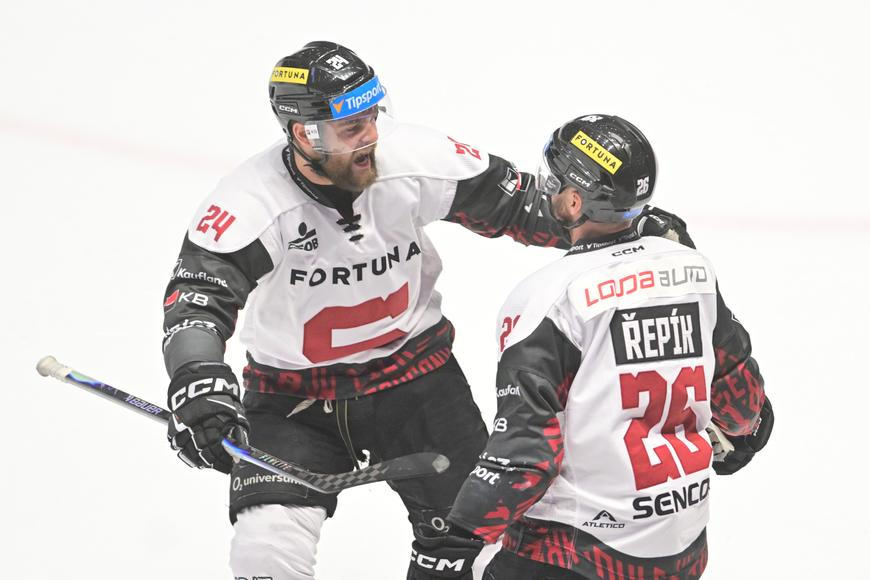 Sparta díky Řepíkovi srovnala sérii s Pardubicemi. Třinec vyhrál po úderu v závěru