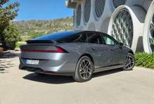 Je to elektrický model, který má 5071 mm na délku, 1937 mm na šířku a 1512 mm na výšku. Rozvor náprav je 3000 mm.