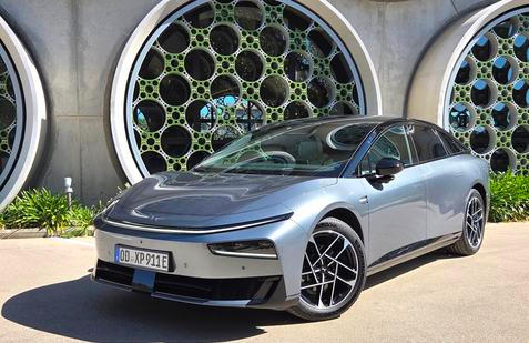 Čínská automobilka Xpeng uvede brzy i na český trh pětimetrový liftback P7+. Ten se v Číně představil v roce 2024, teď ale prošel modernizací.