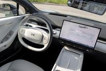 Interiér vozu sází na velký centrální tablet a hodnotné provedení materiálů i zpracování.