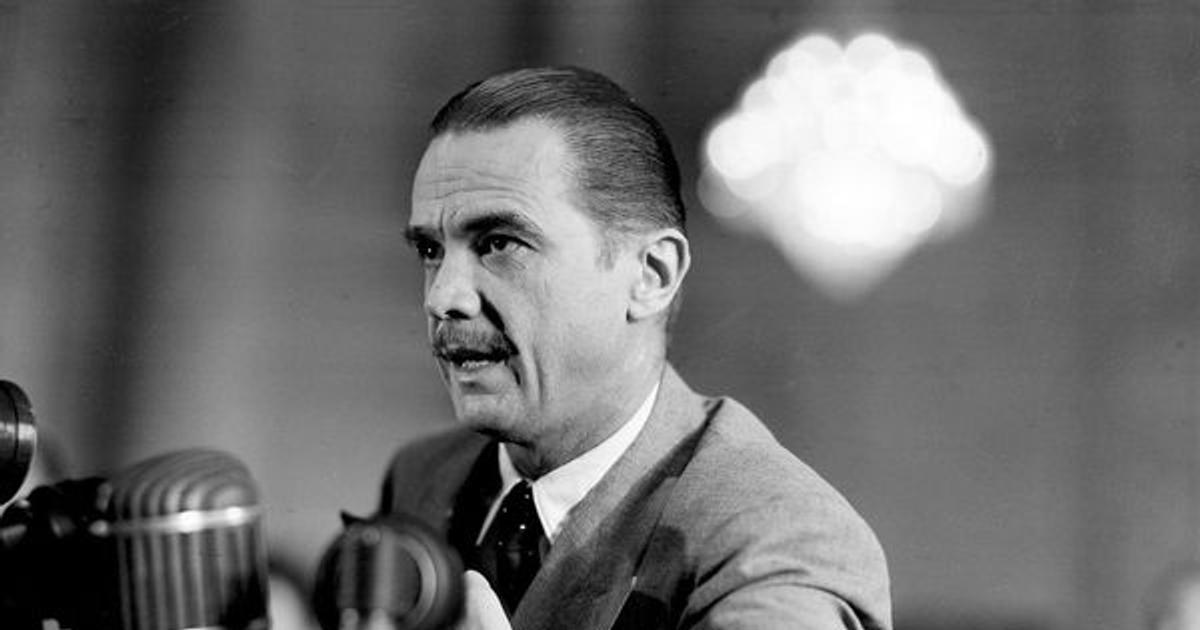 Podivín, geniální letecký konstruktér, filmař i sukničkář. To byl miliardář Hughes 