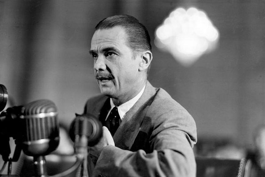 Podivín, geniální letecký konstruktér, filmař i sukničkář. To byl miliardář Hughes