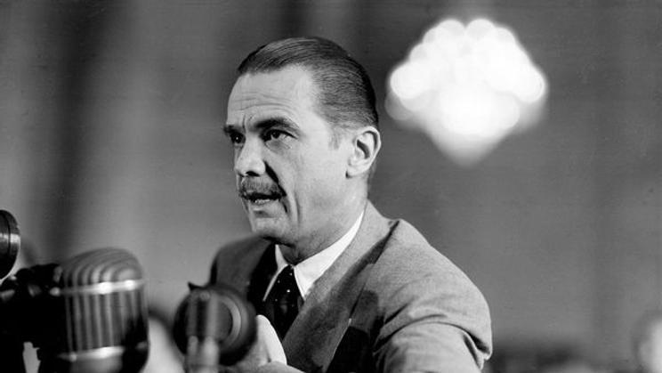 Howard Hughes hovoří v americkém Senátu ve Washingtonu, D.C., 7. srpna 1947.