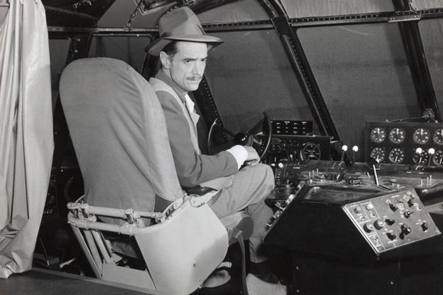 Howard Hughes sedí na pilotním sedadle v kokpitu svého obrovského letadla Hughes H-4 Hercules, 31. října 1947.  