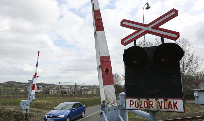 Vlak, vlakové a železniční přejezdy - ilustrační foto