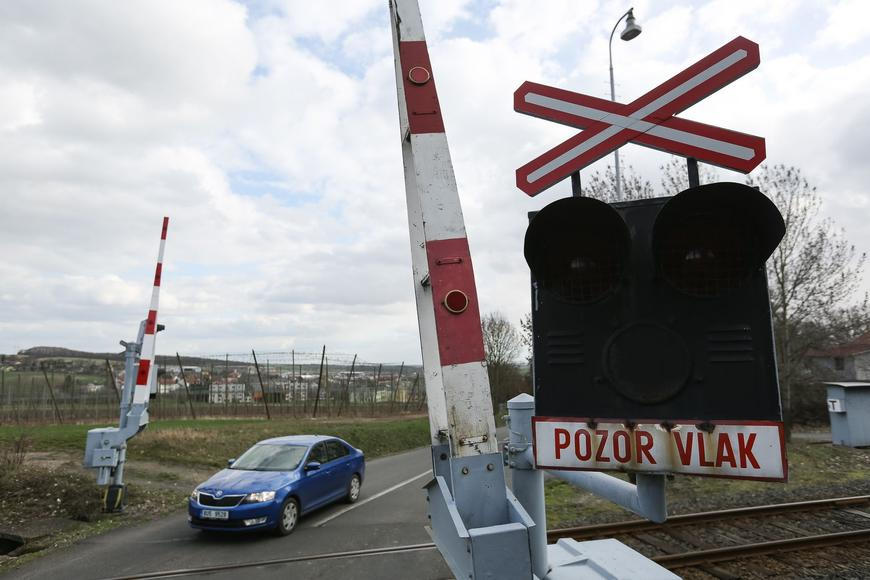 Na Českokrumlovsku se střetl vlak s autem, na místě je vrtulník