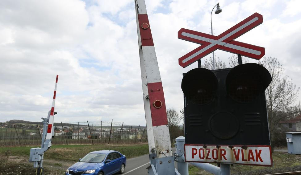 Vlak, vlakové a železniční přejezdy - ilustrační foto