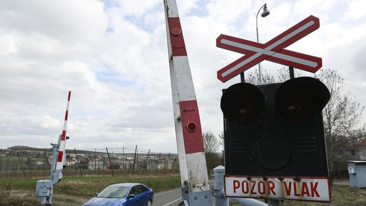 Vlak, vlakové a železniční přejezdy - ilustrační foto