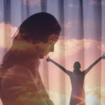 Nika byla celý život oporou pro ostatní, ale ve chvíli, kdy zůstala sama se sebou, zjistila, že ztratila vlastní identitu a musí ji znovu najít.