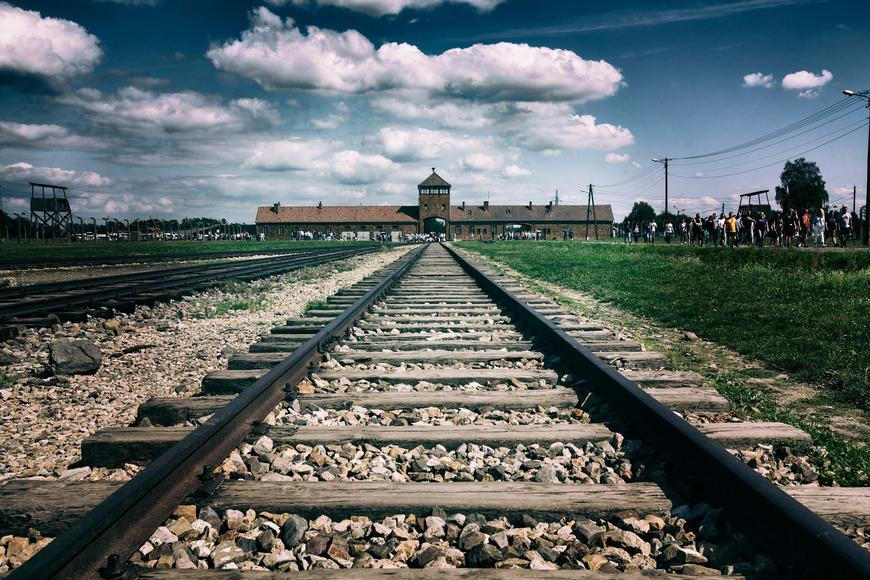 Izraelský velvyslanec: Školy by měly povinně navštěvovat koncentrační tábory