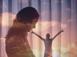 Nika byla celý život oporou pro ostatní, ale ve chvíli, kdy zůstala sama se sebou, zjistila, že ztratila vlastní identitu a musí ji znovu najít.