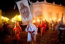 Škoda tyhle fotky minout: jízda na oslu, největší svátky nebo oranžový ostrov