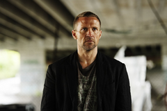 Tobias Santelmann jako detektiv Harry Hole ve stejnojmenném seriálu.