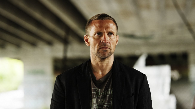 Tobias Santelmann jako detektiv Harry Hole ve stejnojmenném seriálu.