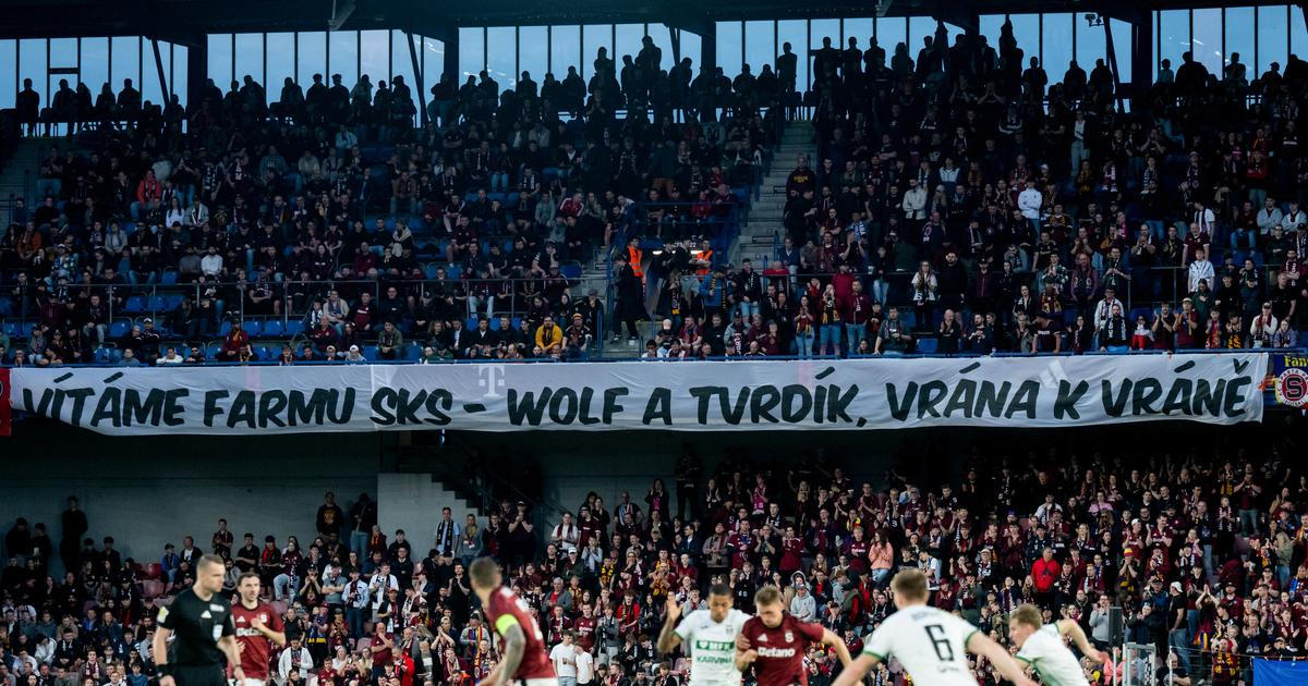 „Wolf a Tvrdík, vrána k vráně.“ Fanoušci Sparty svérázně vítali klub zasažený aférou