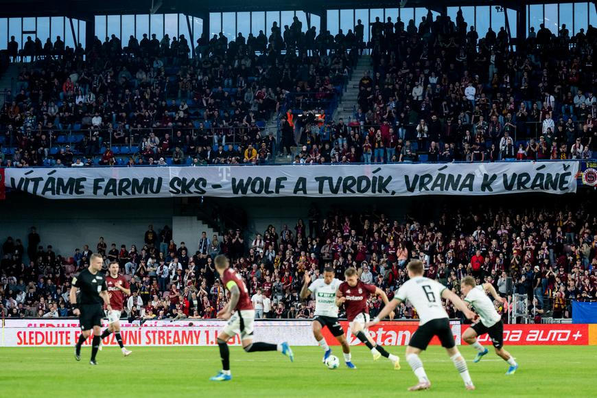 „Wolf a Tvrdík, vrána k vráně.“ Fanoušci Sparty vítali na Letné klub zasažený aférou
