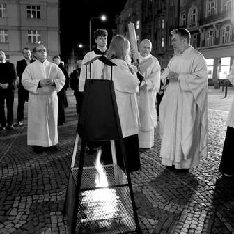 To je ta noc, o které bylo psáno: „Noc jako den se rozjasní“