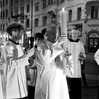 To je ta noc, o které bylo psáno: „Noc jako den se rozjasní“