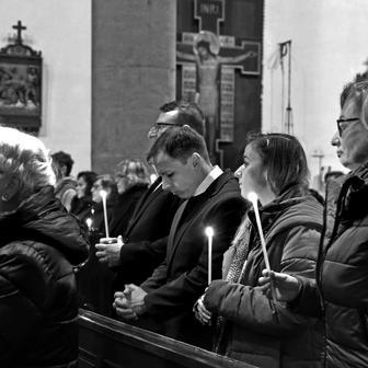 To je ta noc, o které bylo psáno: „Noc jako den se rozjasní“