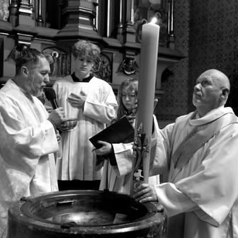 To je ta noc, o které bylo psáno: „Noc jako den se rozjasní“