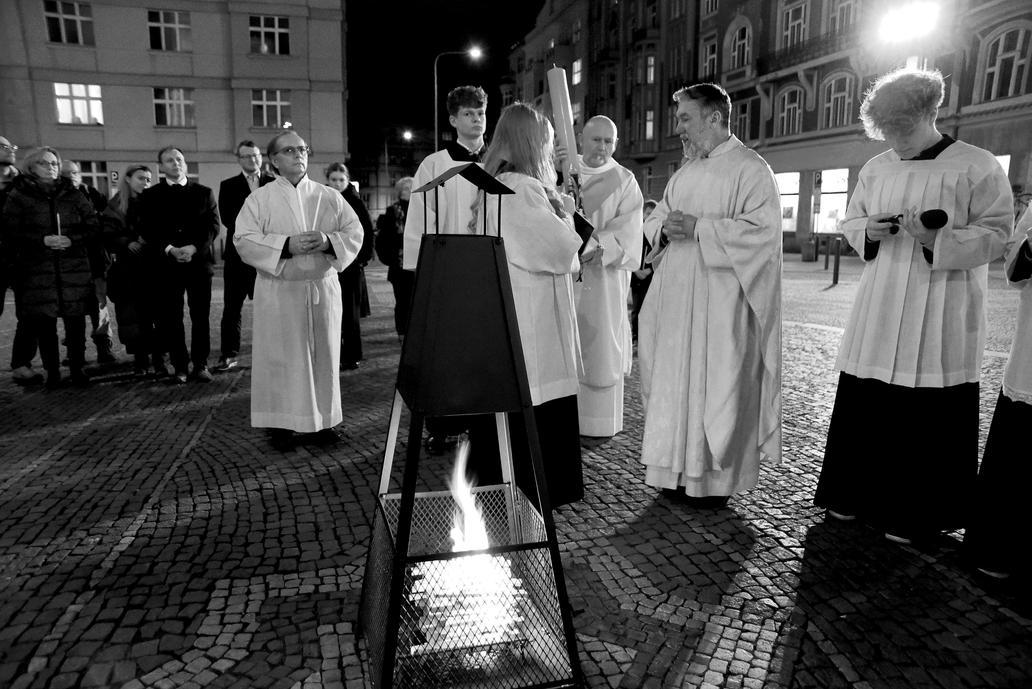 To je ta noc, o které bylo psáno: „Noc jako den se rozjasní“