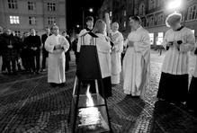 To je ta noc, o které bylo psáno: "Noc jako den se rozjasní"