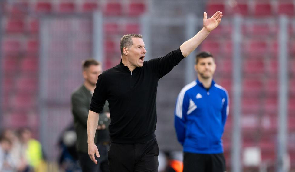 Brian Priske, trenér, gesto