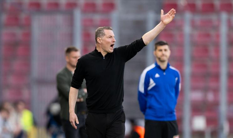 Brian Priske, trenér, gesto