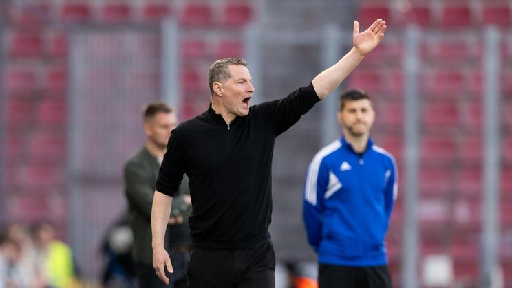 Brian Priske, trenér, gesto