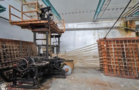 Stroje se zastavily, lidé odešli. Kdysi tu ale utkali největší koberec světa