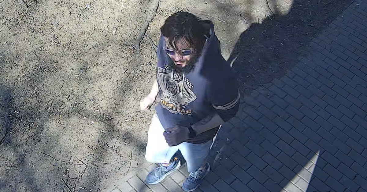 Na ulici v Kobylisích napadl útočník muže, který bojuje o život. Policie po něm pátrá