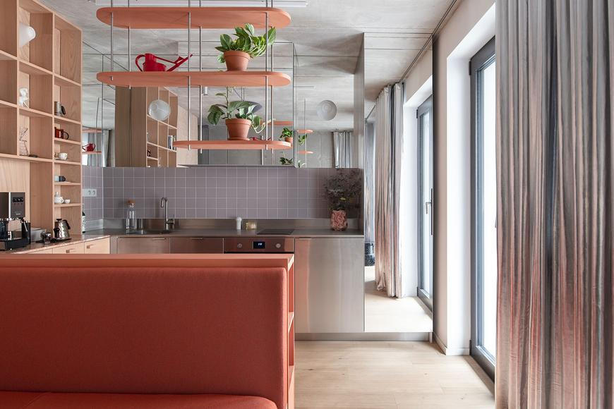 Brněnský „ateliér“ má jen 28 metrů. Architekt v něm nechal surový beton a vyboural podhledy