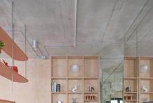 Byt „ateliér 4.11“ od architekta Davida Korsy není jen ukázkou chytré dispozice, ale především manifestem upřímnosti, materiálové autenticity a klidného bydlení v době přesycené podněty.