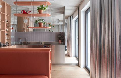 Na pouhých 28 metrech čtverečních vznikl prostor, který jde proti proudu. 