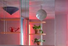 Z pořízení malého bytu v developerském projektu v širším centru Brna se vyklubala příležitostí k radikálnímu přehodnocení toho, co vlastně znamená „komfortní bydlení“. Malá dispozice – obytná místnost, zádveří a koupelna s toaletou – tak prošla zásadní proměnou už během klientských změn.