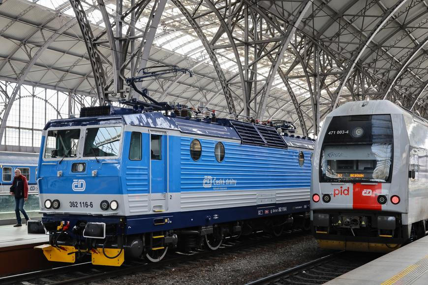 Poškozené vedení zastavilo vlaky mezi Radotínem a hlavním nádražím v Praze