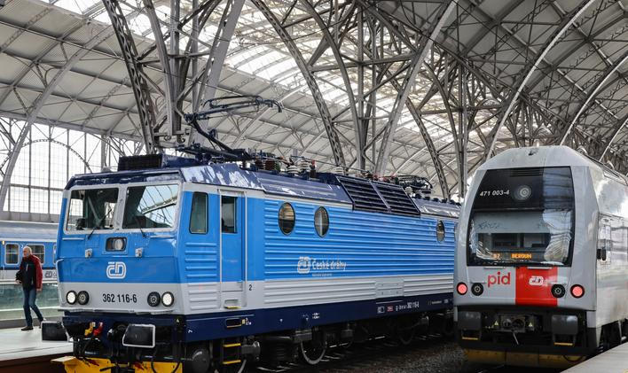 Několik ranních regionálních spojů mezi Prahou a Berounem musely České dráhy odřeknout. Rychlíky začaly jezdit odklonem přes Krč a nestaví ve stanici Praha-Smíchov.