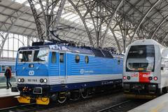 Několik ranních regionálních spojů mezi Prahou a Berounem musely České dráhy odřeknout. Rychlíky začaly jezdit odklonem přes Krč a nestaví ve stanici Praha-Smíchov.