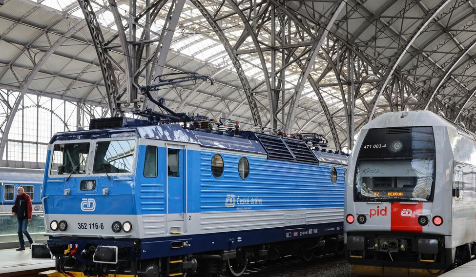 Několik ranních regionálních spojů mezi Prahou a Berounem musely České dráhy odřeknout. Rychlíky začaly jezdit odklonem přes Krč a nestaví ve stanici Praha-Smíchov.