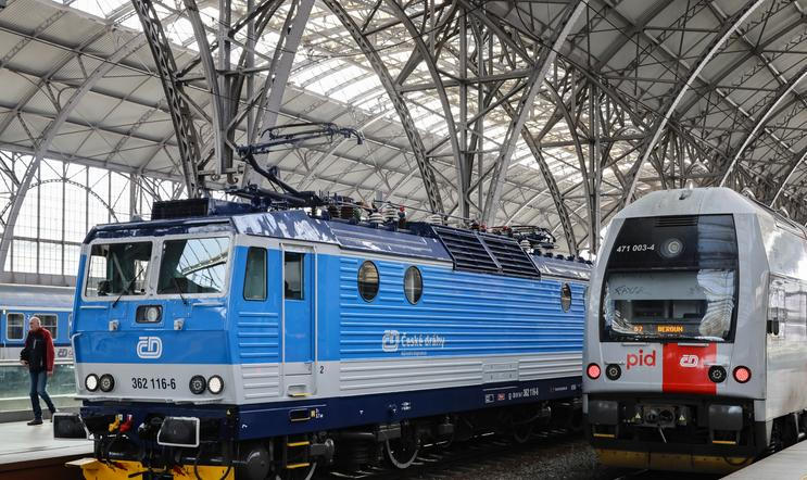 Několik ranních regionálních spojů mezi Prahou a Berounem musely České dráhy odřeknout. Rychlíky začaly jezdit odklonem přes Krč a nestaví ve stanici Praha-Smíchov.