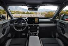 Kromě nového designu přiváží šestá RAV4 i kompletně přepracovaný interiér s níže umístěným volantem a soustavou dvou obrazovek.