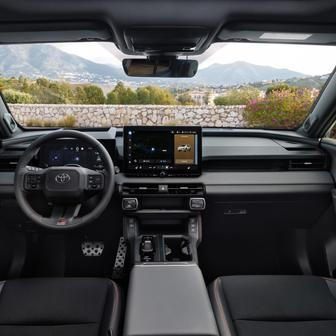 Kromě nového designu přiváží šestá RAV4 i kompletně přepracovaný interiér s níže umístěným volantem a soustavou dvou obrazovek.