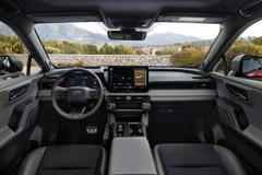 Kromě nového designu přiváží šestá RAV4 i kompletně přepracovaný interiér s níže umístěným volantem a soustavou dvou obrazovek.