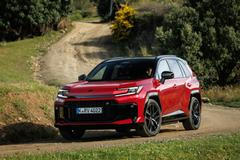 Oba pohony mají základ ve 2,5litrovém benzinovém čtyřválci s výkonem 105 kW a nabízí se s pohonem předních i všech kol.